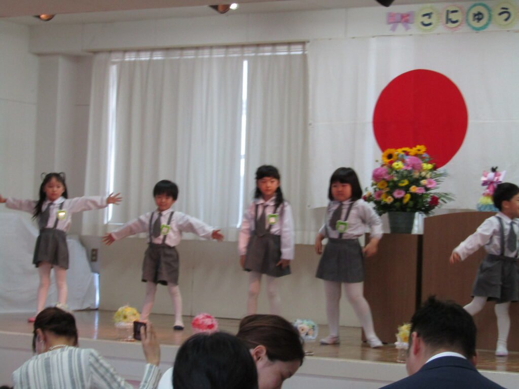 さくらんぼ組さんと一緒に、アンパンマン体操を踊りました