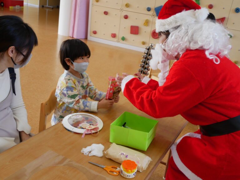 サンタさんからプレゼントをもらう子どもたち