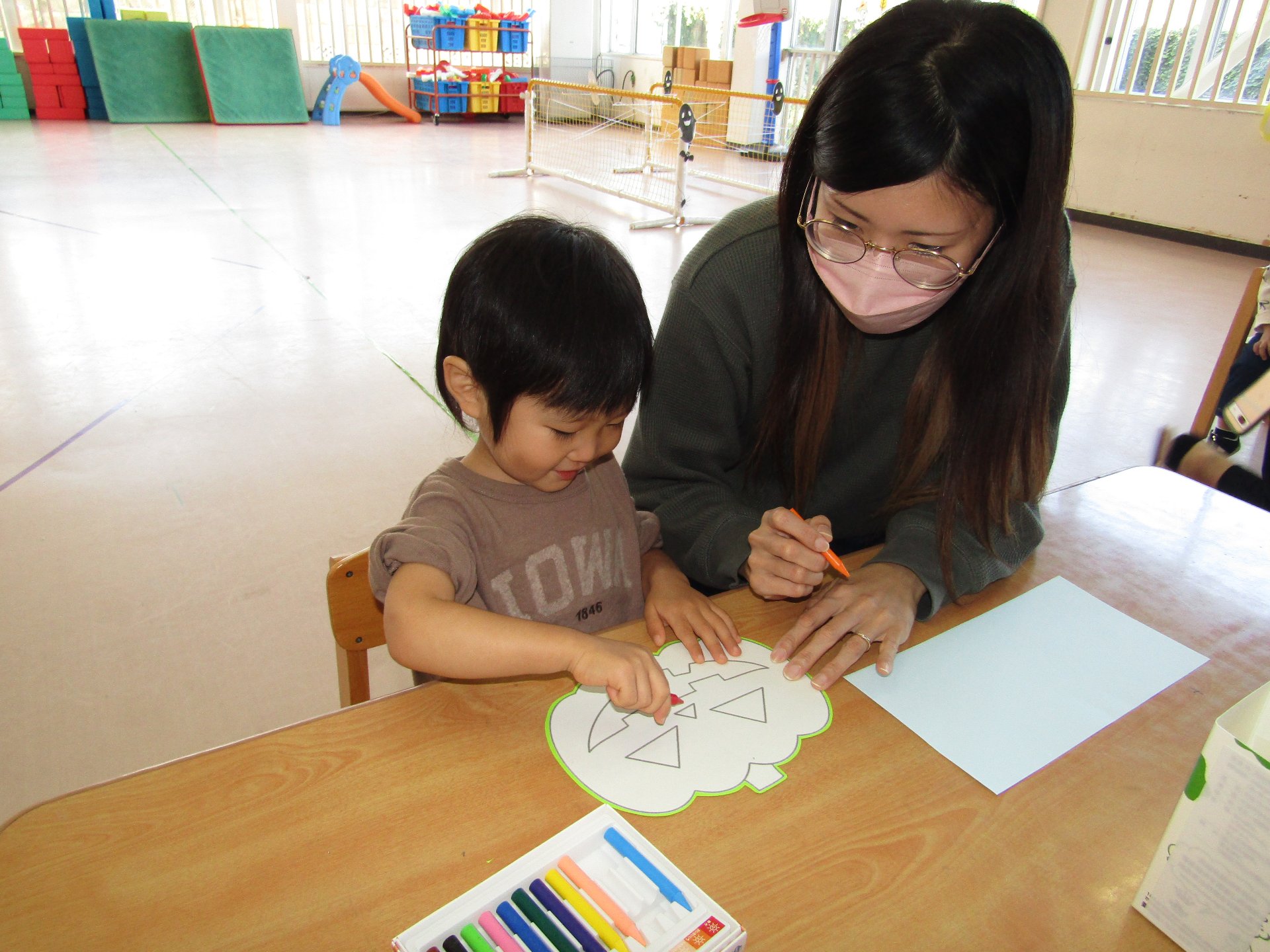 おうちの人と一緒にかばん作りをする子どもたち