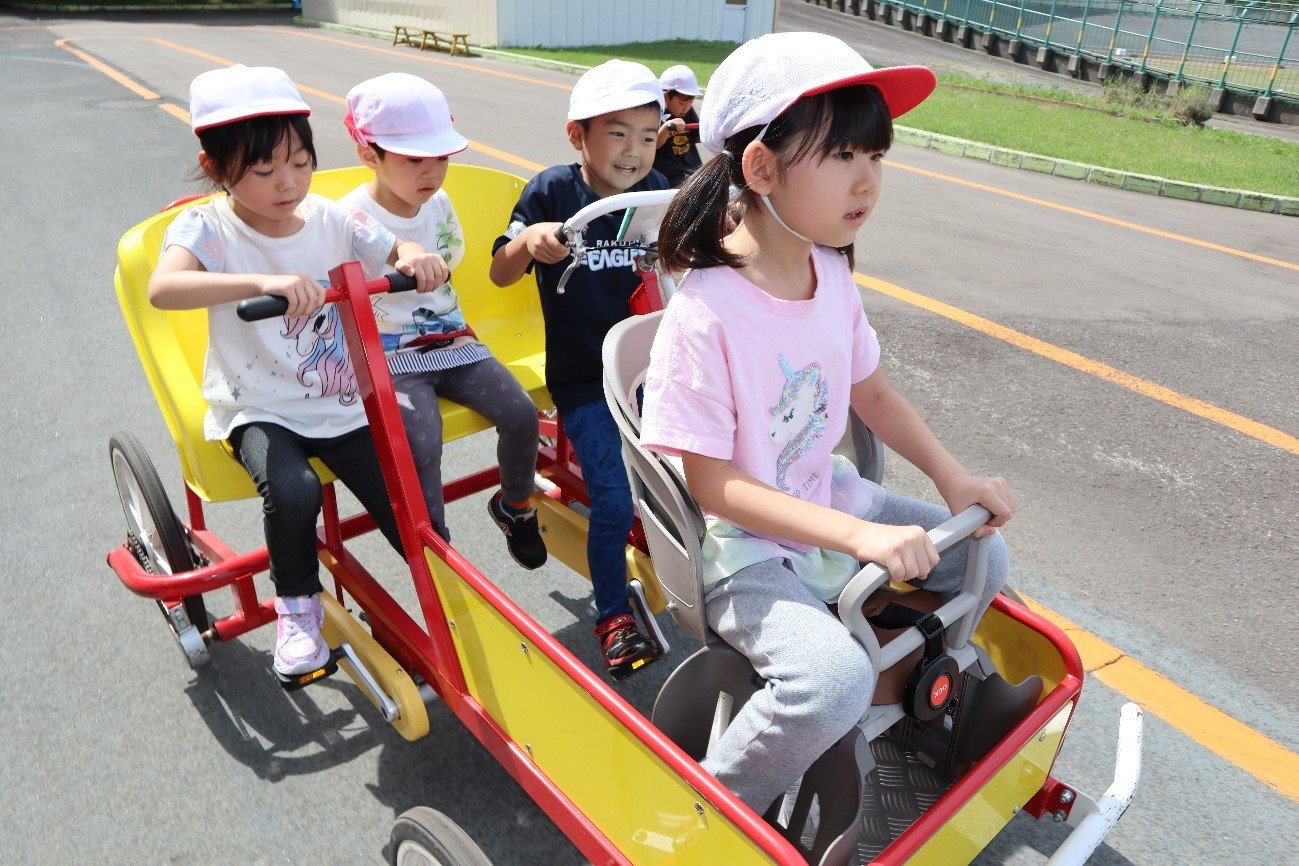 いろんな形の自転車で楽しむ園児たち