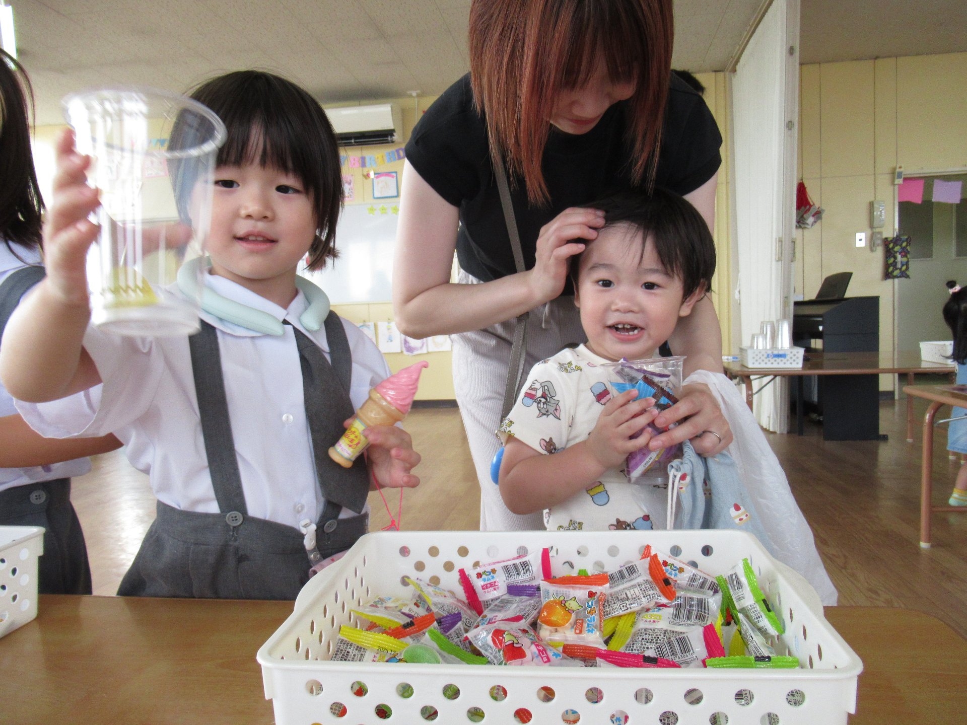 お菓子の詰め合わせを作って楽しむ園児たち