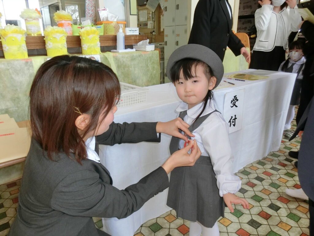 緊張気味の新園児