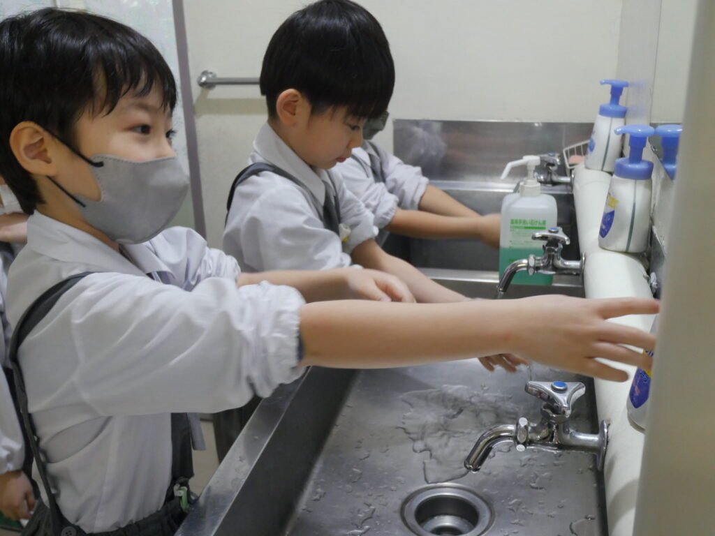 手洗いをする園児たち