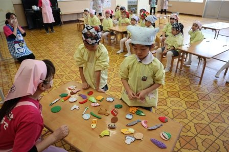 グループ分けに挑戦する子どもたち