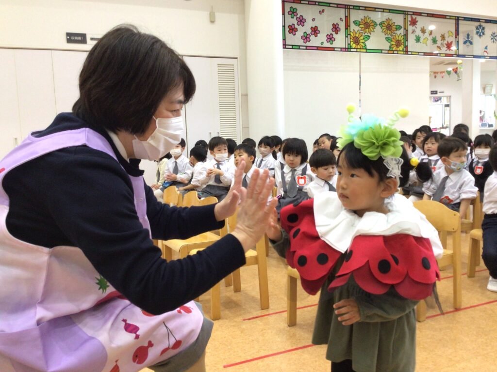 園長先生とハイタッチする園児たち