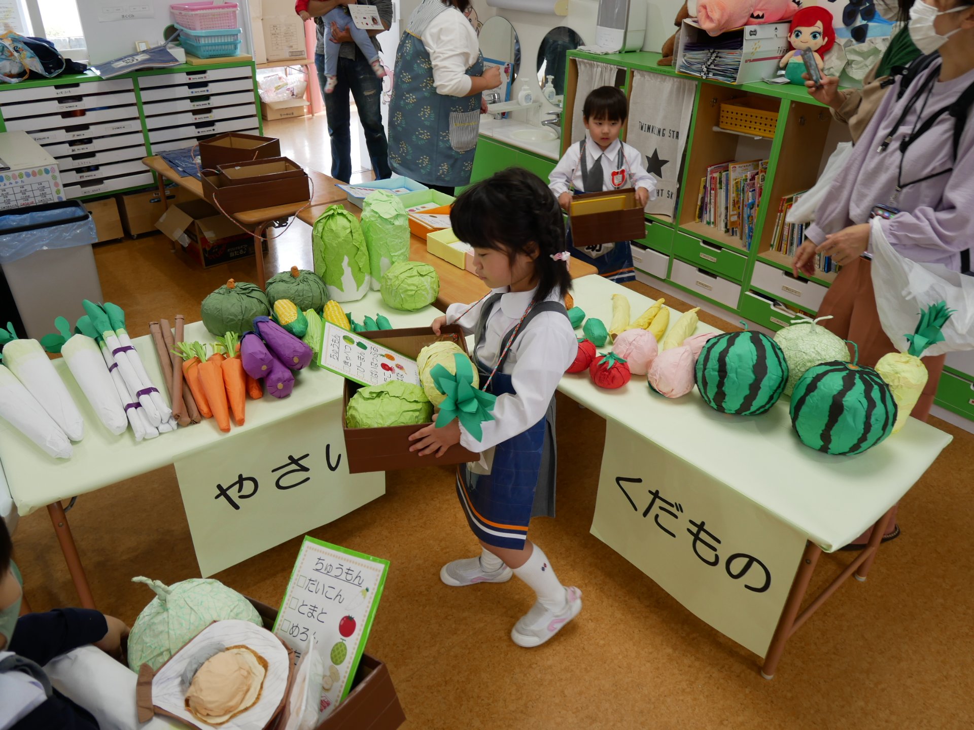 市場体験する園児たち