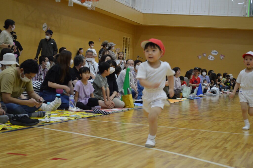 ゴールを目指して走る園児たち