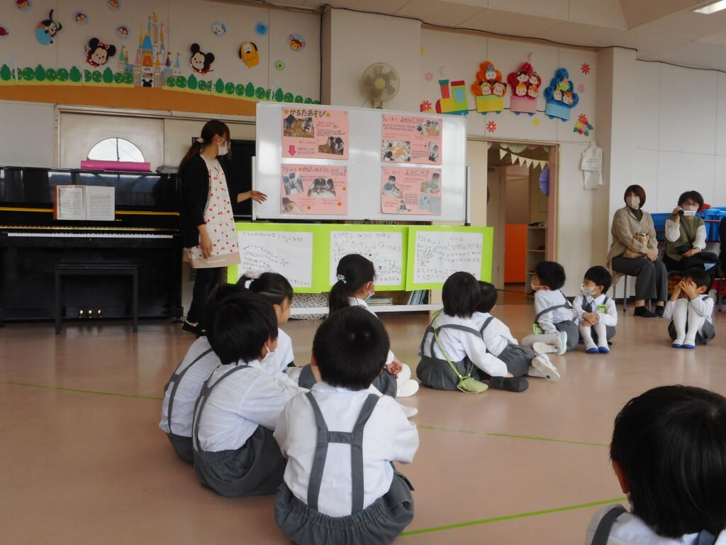 今までの活動を振り返る先生と園児たち