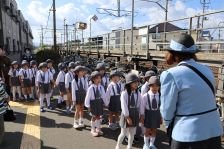 川村さんのアテンドで矢田前駅まで歩く園児たち