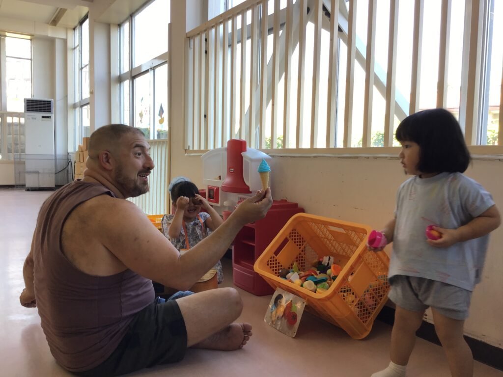 アンジェロ先生と交流する子どもたち