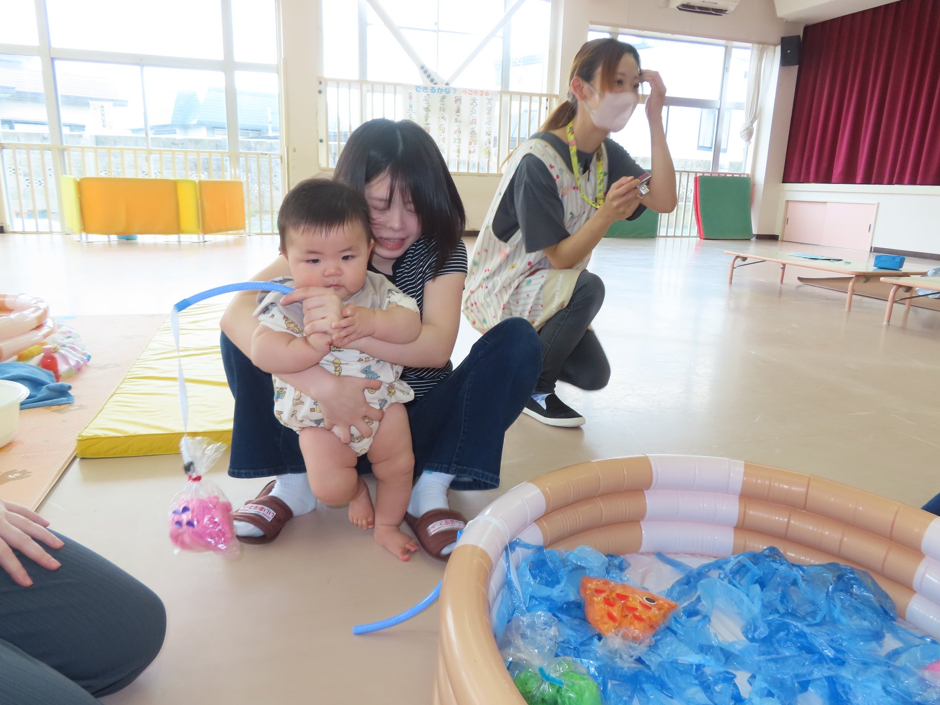 親子体験①　～「つめたい！」で遊ぼう♪～