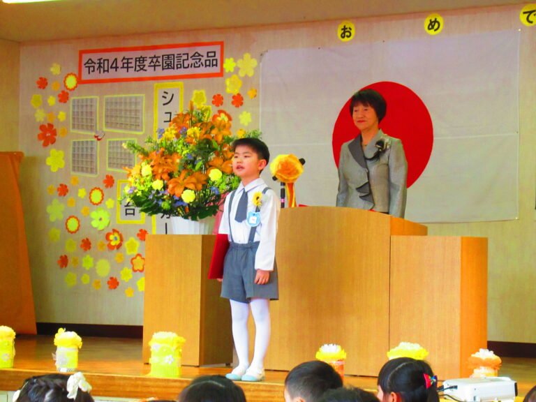 思い出を発表を発表する卒園生たち