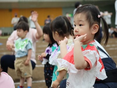 お遊戯を披露する園児たち