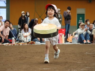 ゴール目指して走る園児たち