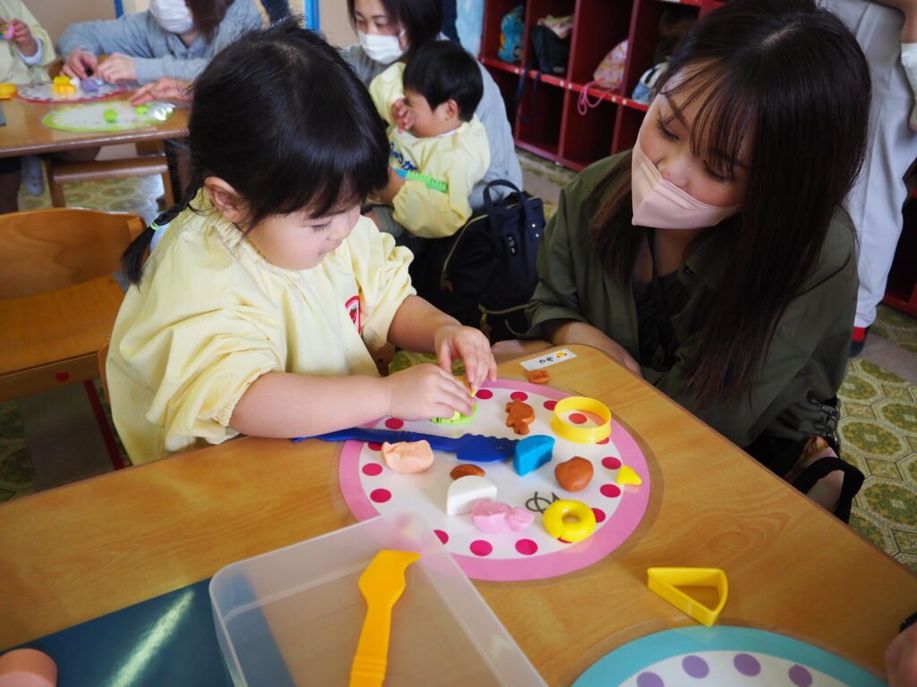 粘土遊びをする園児たち