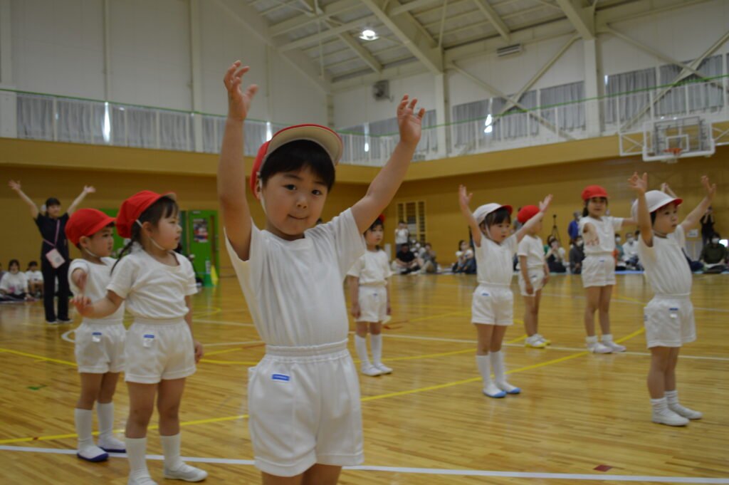 キッズ体操をする園児たち