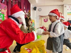 子どもたち全員にプレゼントが手渡されました