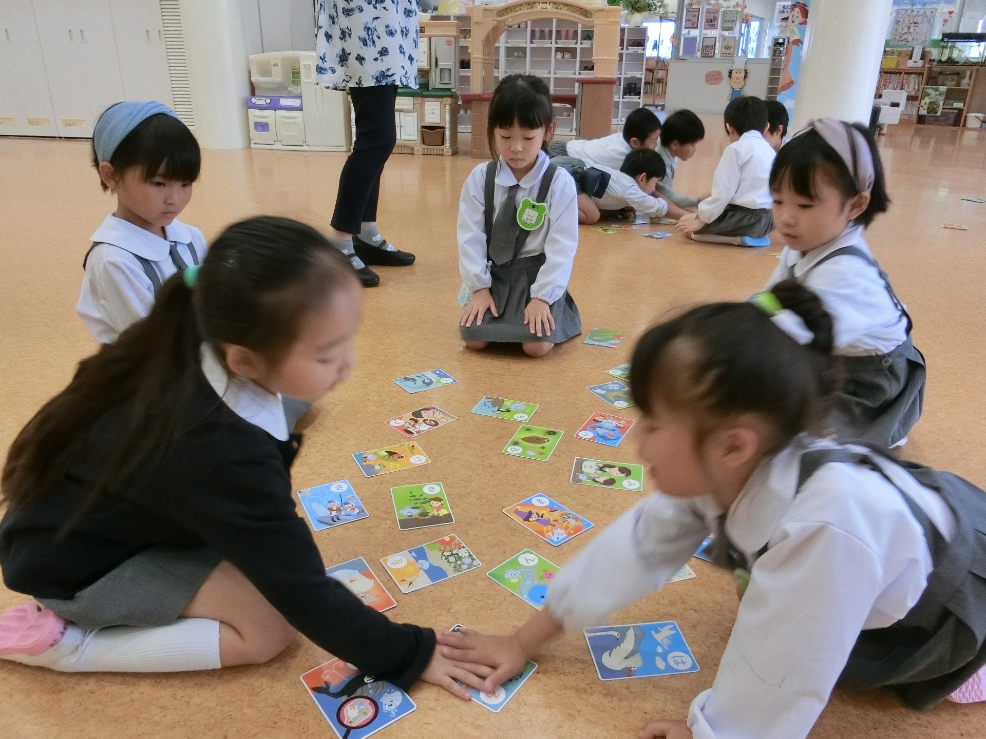 カルタ大会挑む園児たち