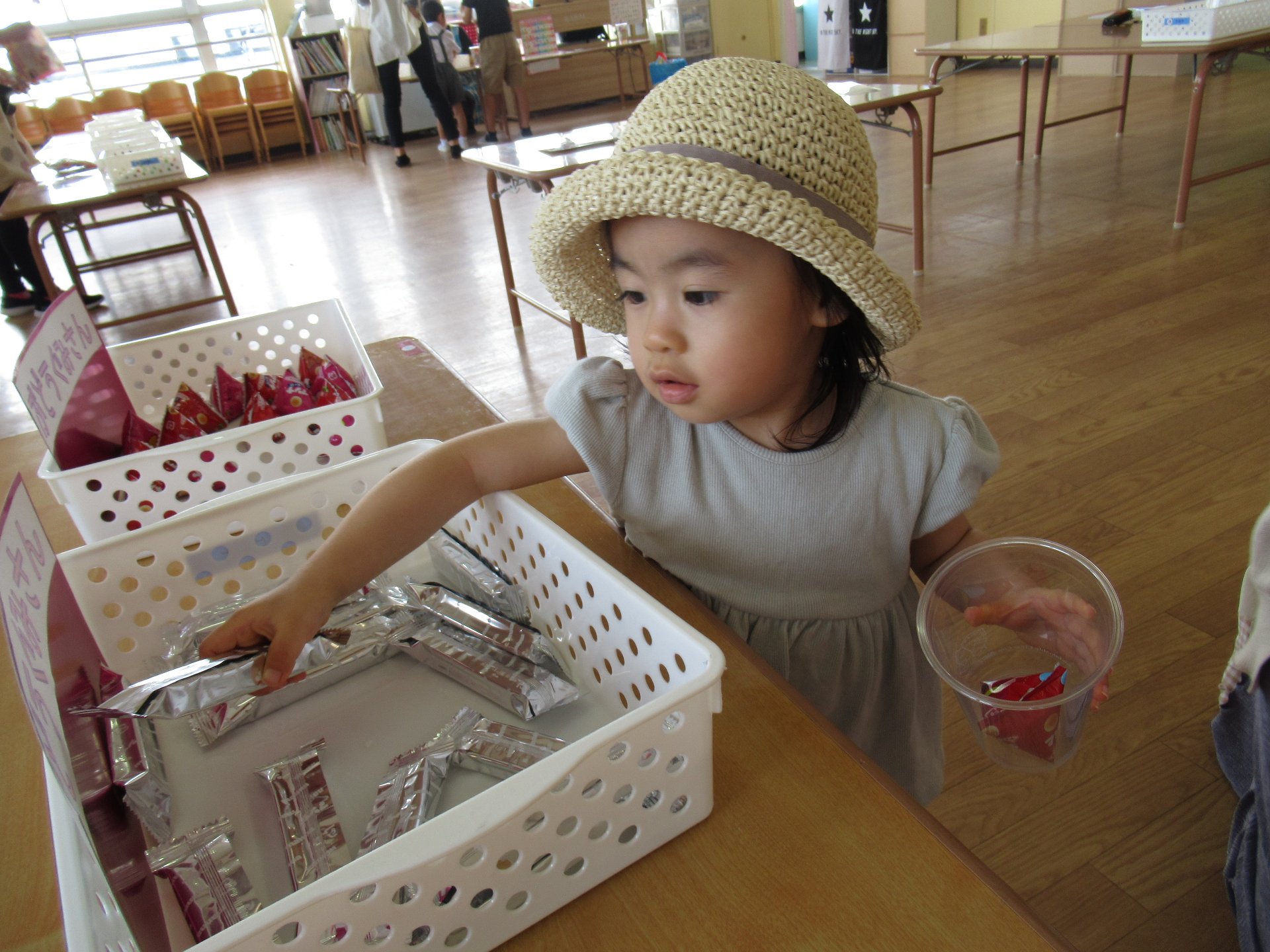 お菓子の詰め合わせを作って楽しむ園児たち