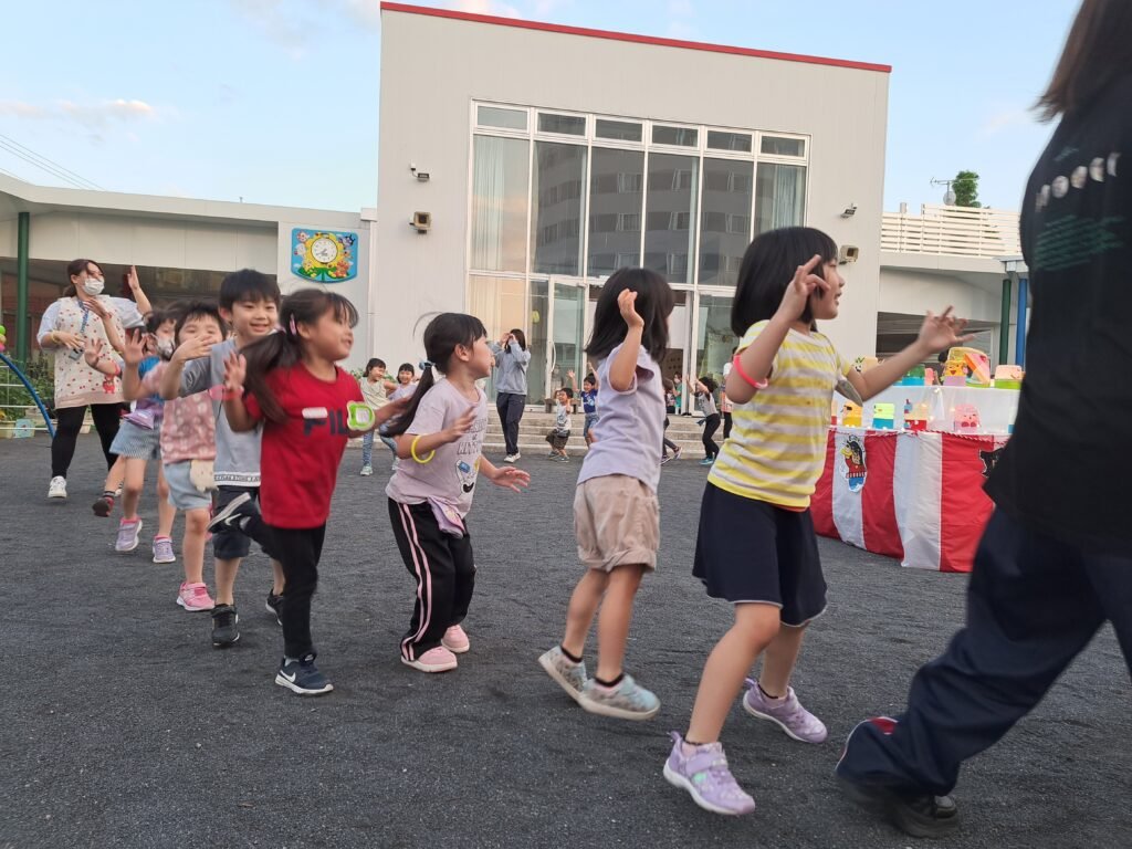 花火を楽しむ園児たち