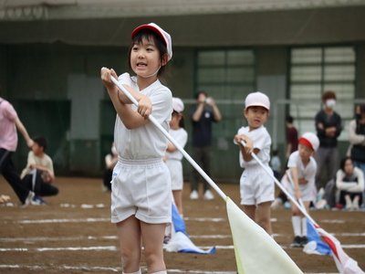 カラーガードを振る年長さんたち