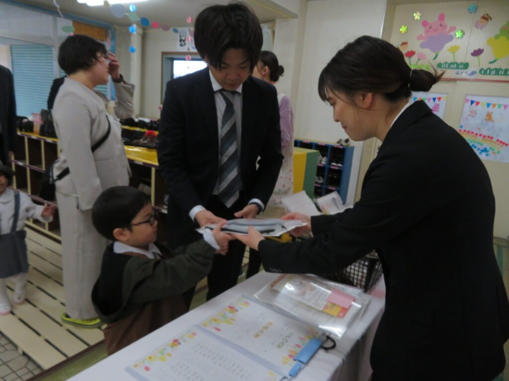 入園式当日、初めて制服を着た新しいおともだち