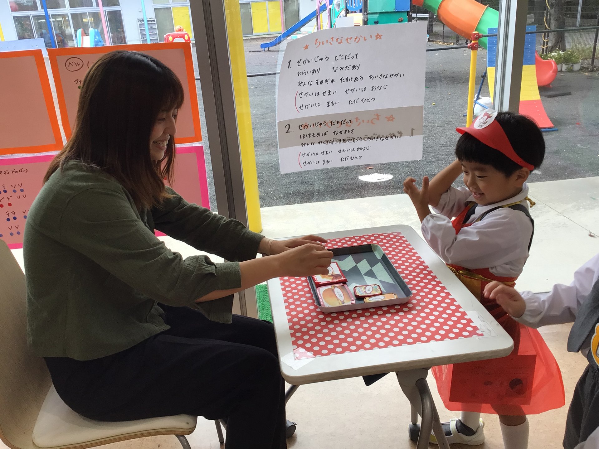 ユニフォームをまとい、店員さん体験をする園児たち