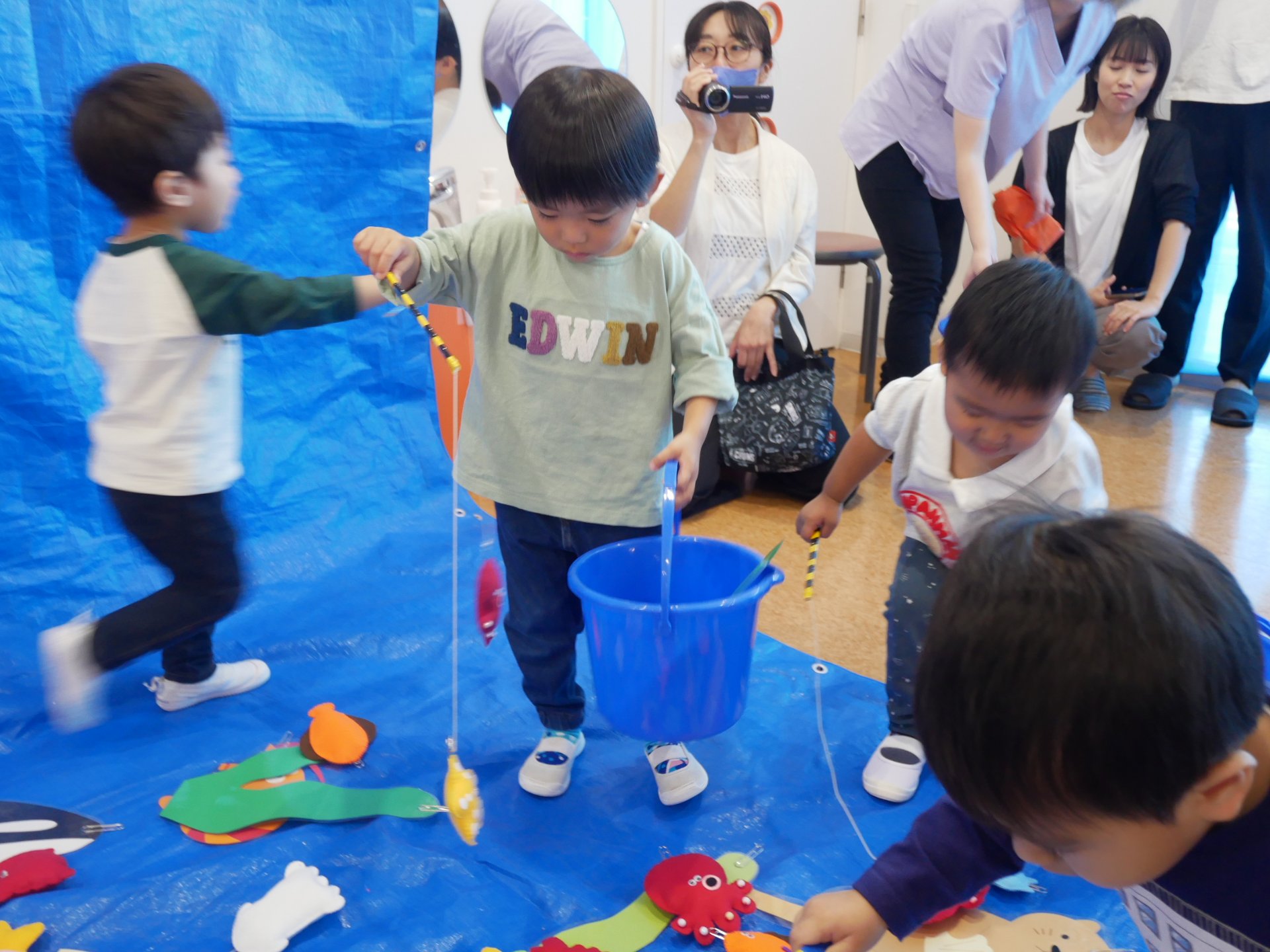 釣り遊びを楽しむ園児たち