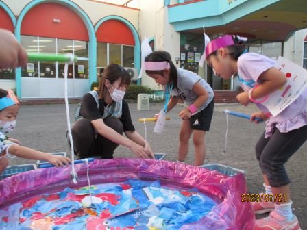 縁日でゲームを楽しむ園児たち