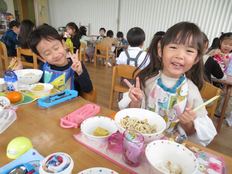 ついたおもちは、きなこもちにして食べました。