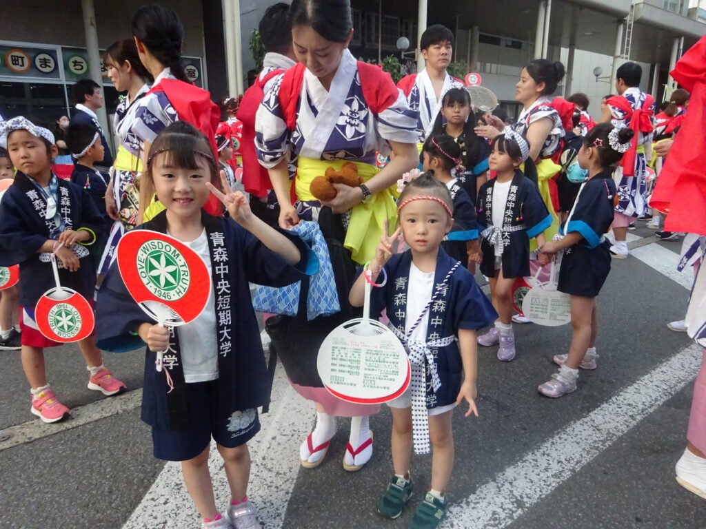 ねぶた祭りを楽しむ園児たち