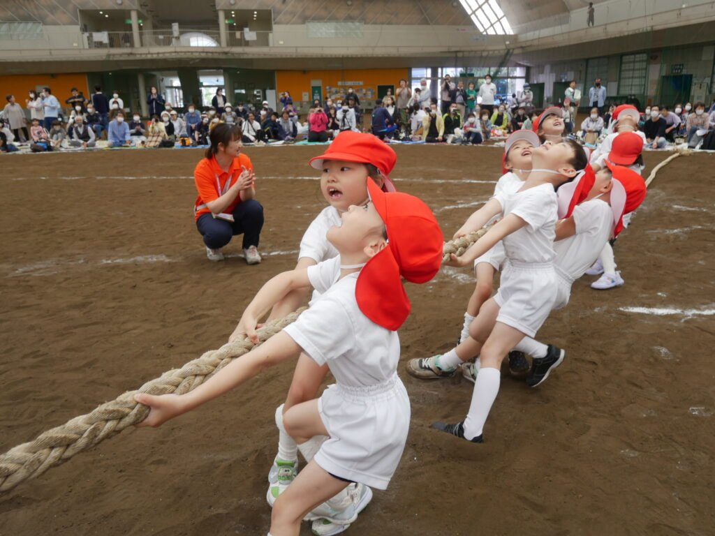 綱引きをする園児たち