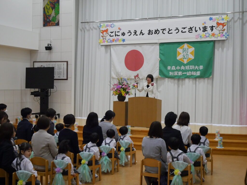 園長先生のお話を静かに聞く新園児たち