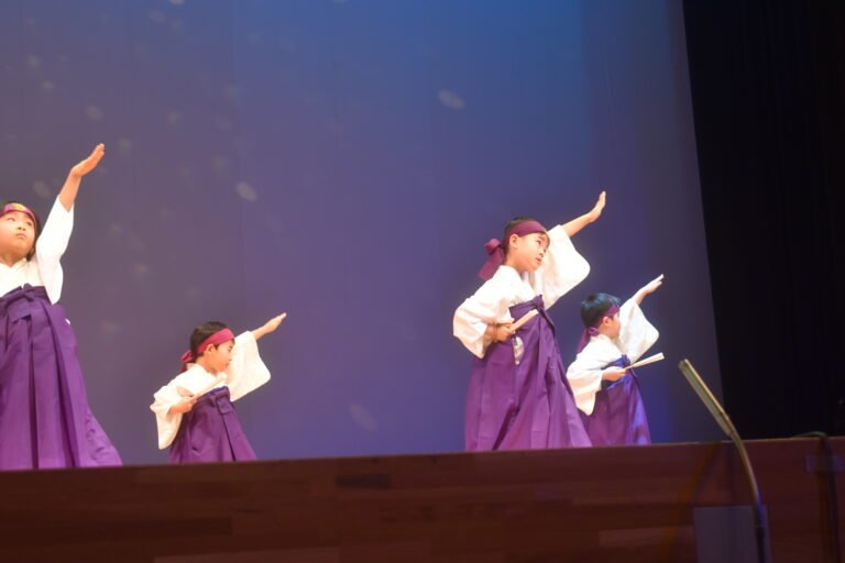 憧れだった紫の袴を着て扇子を持ち、凛々しく踊りました