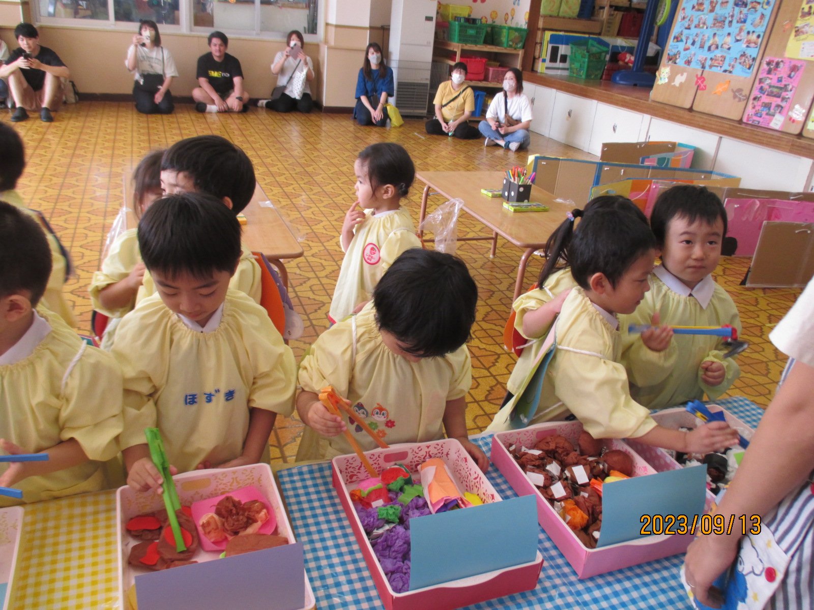 お弁当の中身を買う園児たち