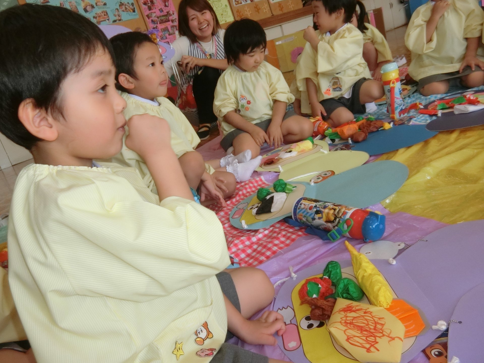 お友だちと仲良くお弁当を食べる園児たち