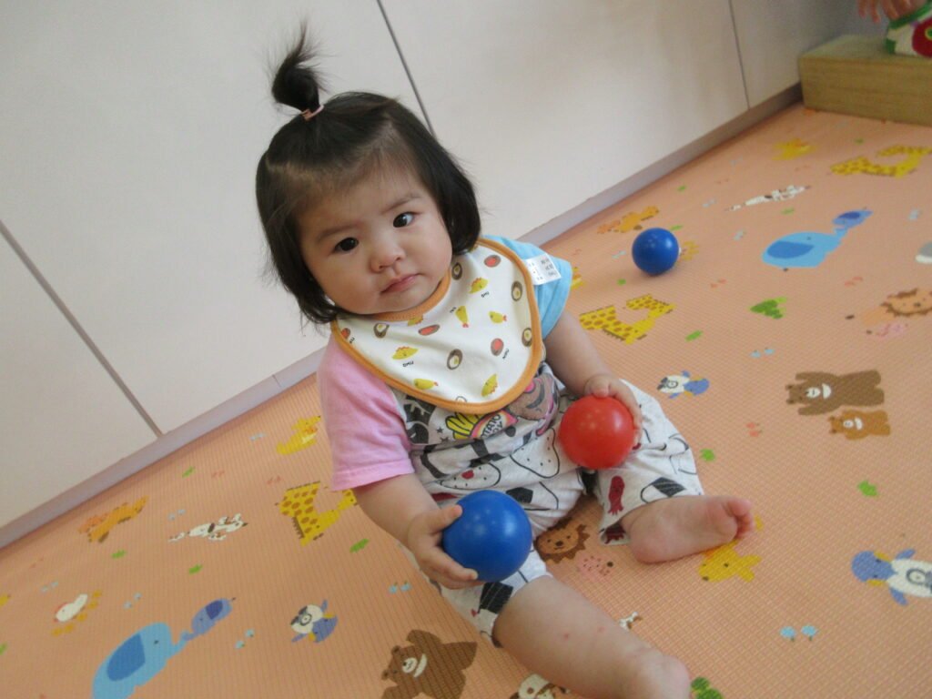 ボールで遊ぶ園児