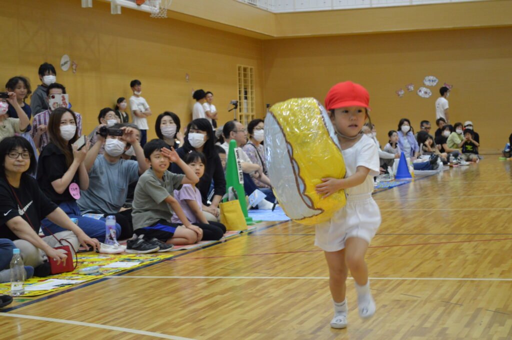 ゴールを目指して走る園児たち