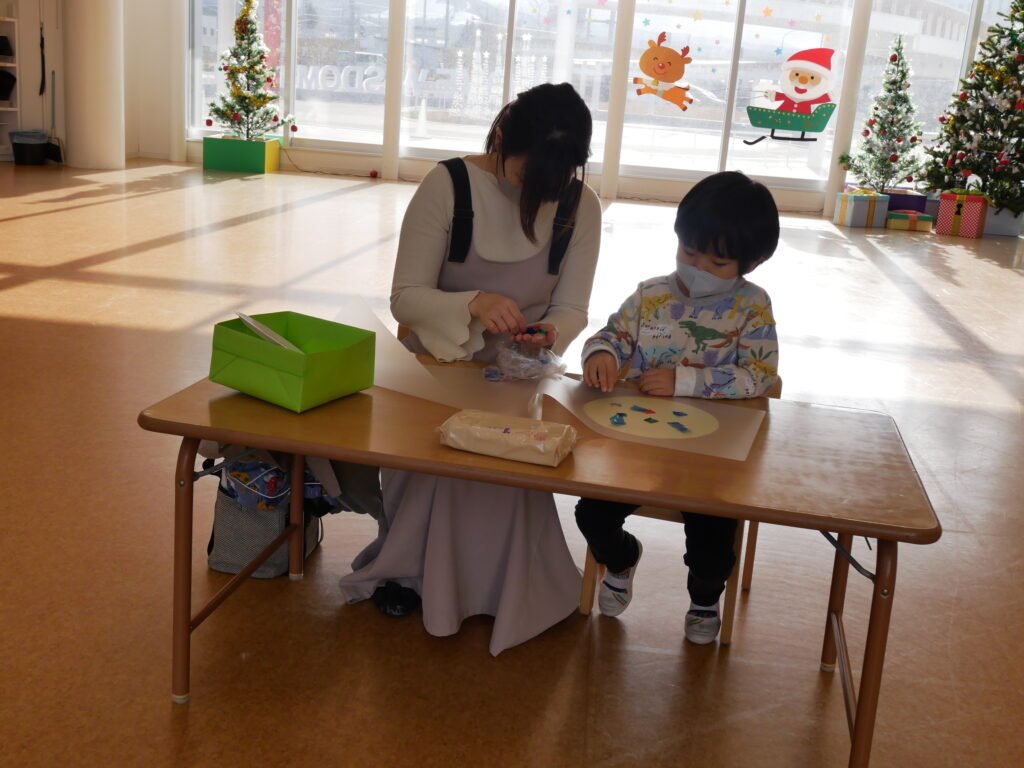 おうちの人と制作をする子どもたち