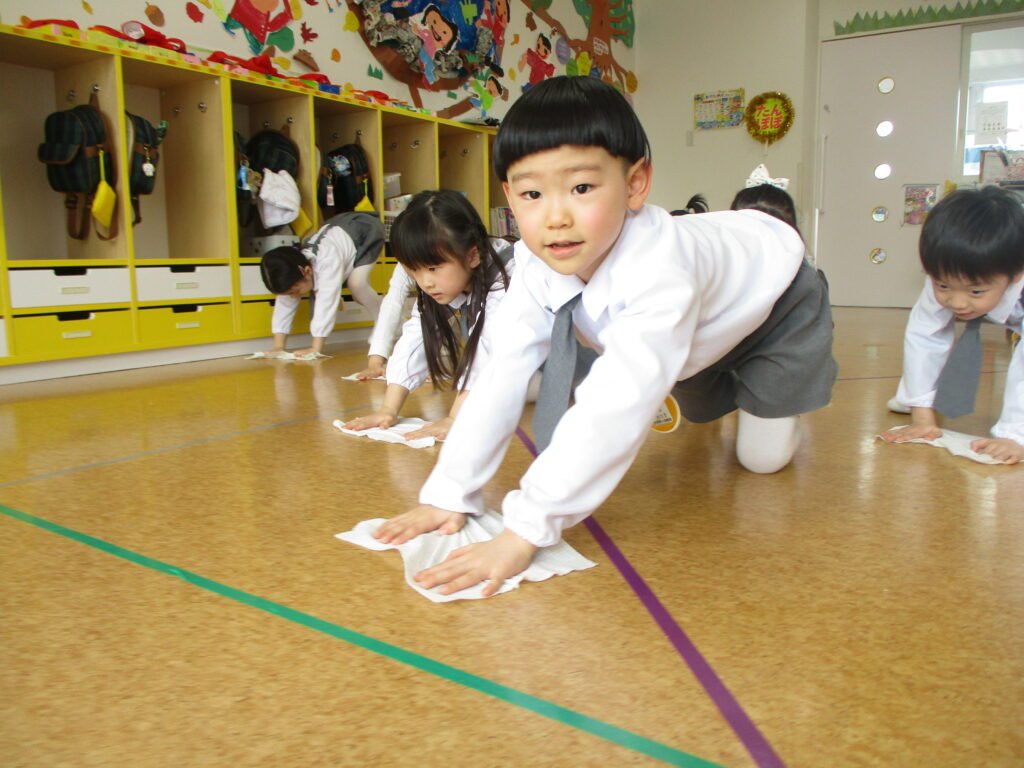 お部屋では１年の振り返りをし、  クラス全員で過ごす最後の時間を大切に過ごしました。