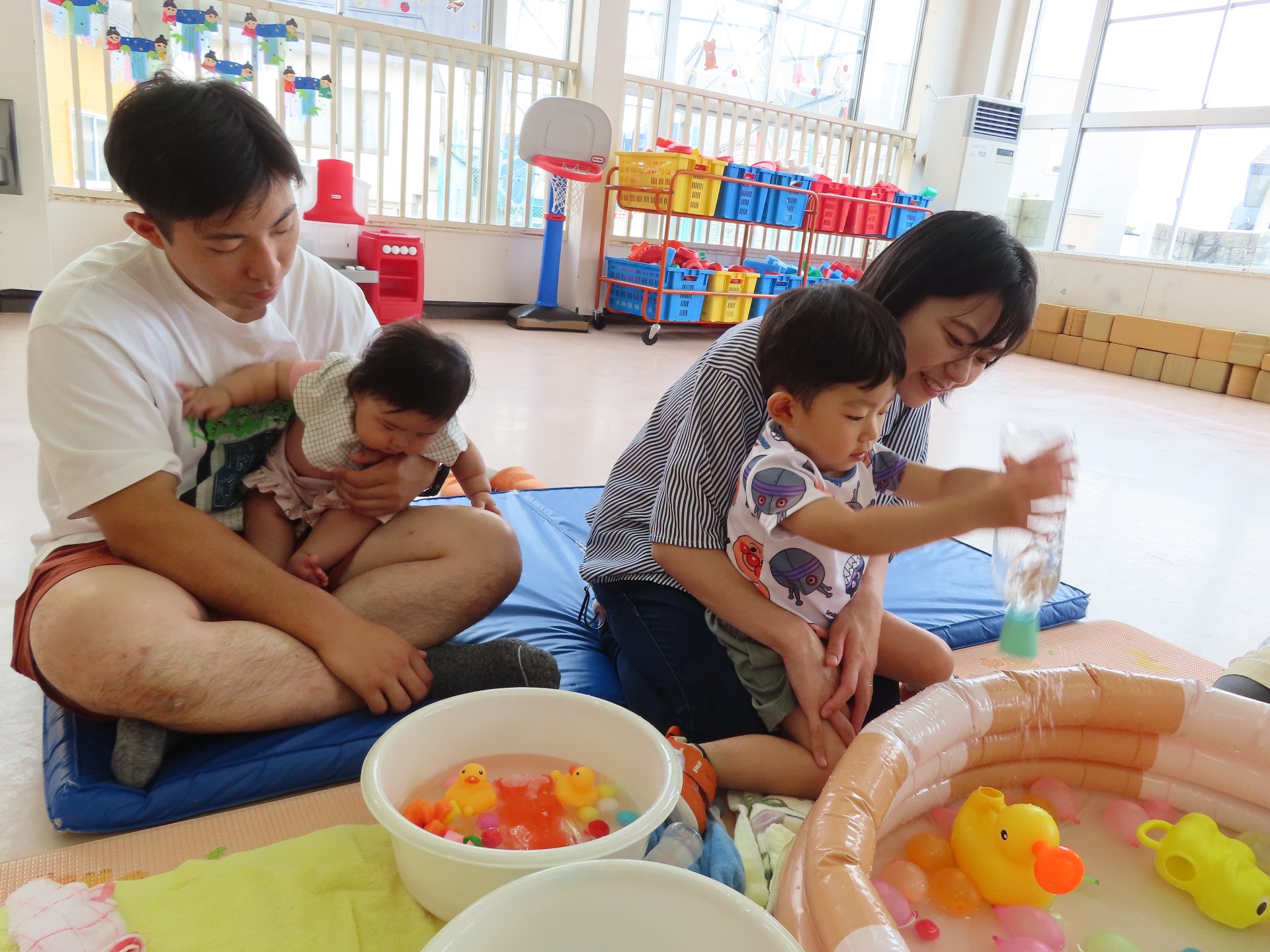 親子体験①　～「つめたい！」で遊ぼう♪～
