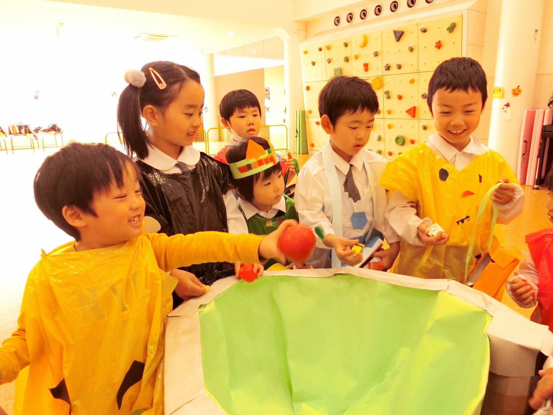 取り返した食材を鍋に戻す子どもたち