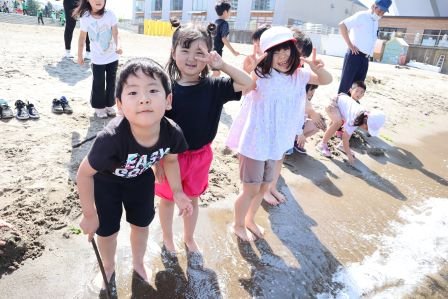 Aビーチで楽しむ園児たち