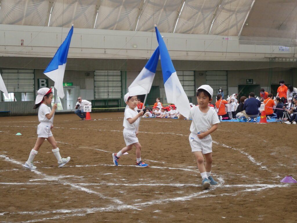 演技を披露する園児たち