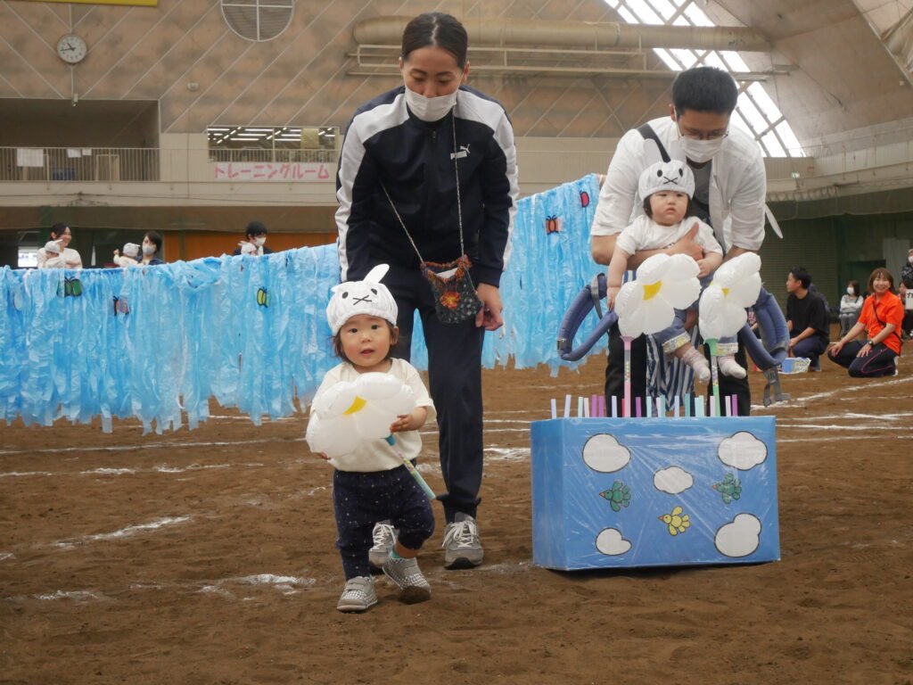 親子チャレンジ走の挑戦する園児たち