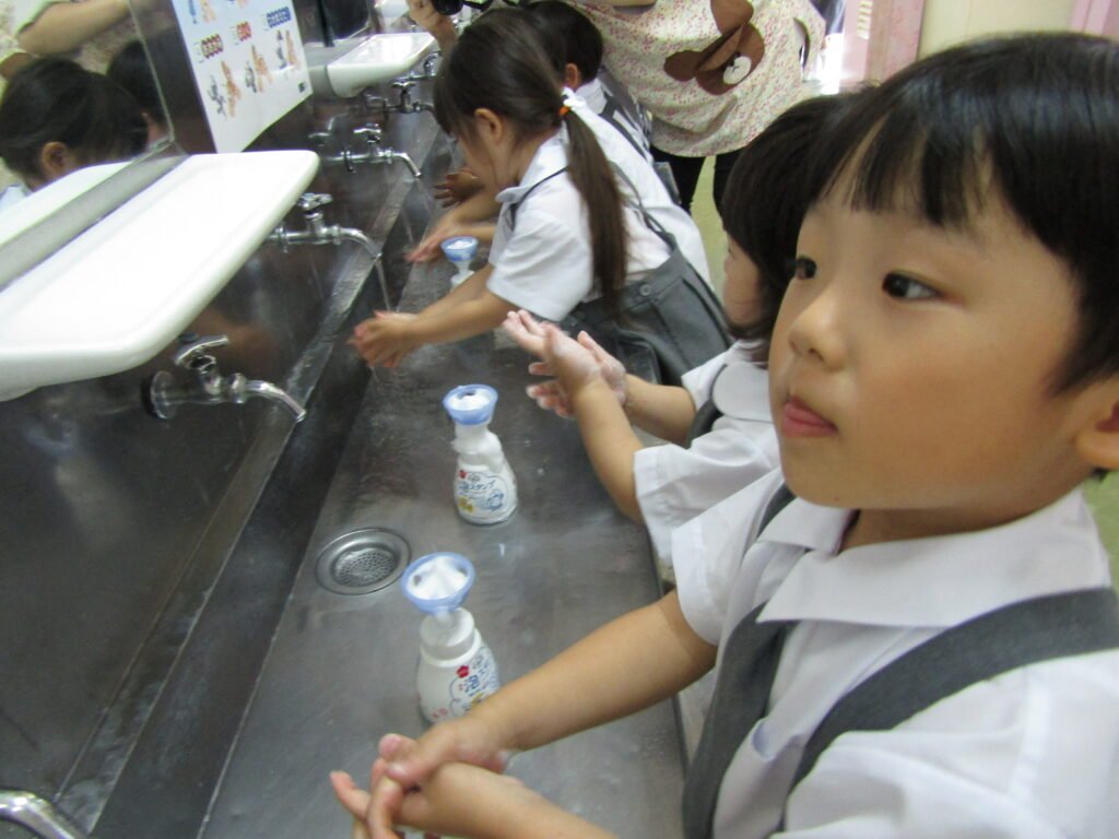 しっかり手洗いする園児たち