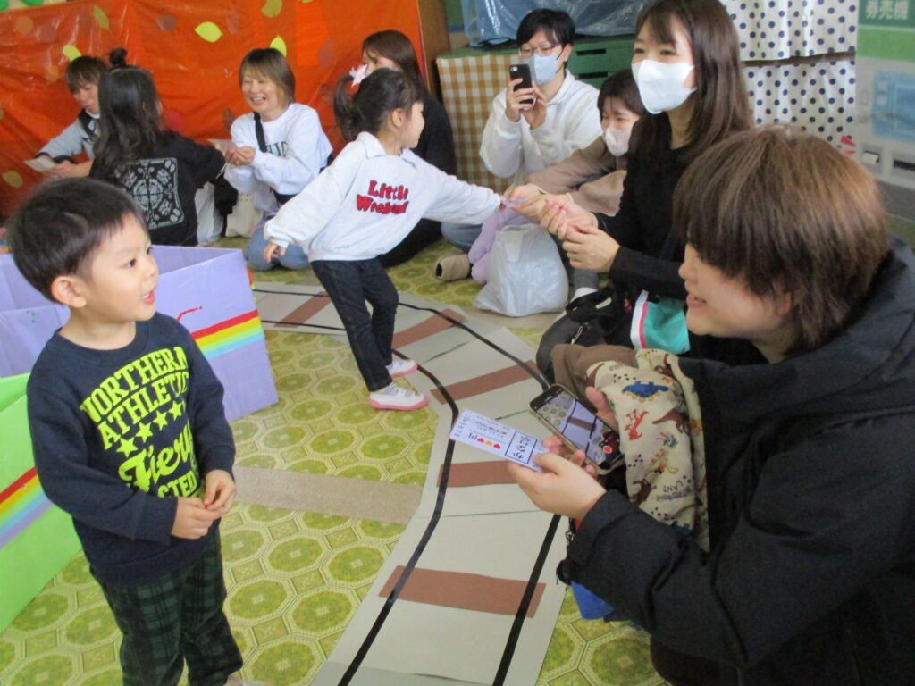 今日来てくれたお家の人に  「いっしょに遊ぼう切符」をプレゼントする子どもたち