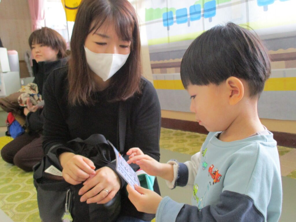 今日来てくれたお家の人に  「いっしょに遊ぼう切符」をプレゼントする子どもたち