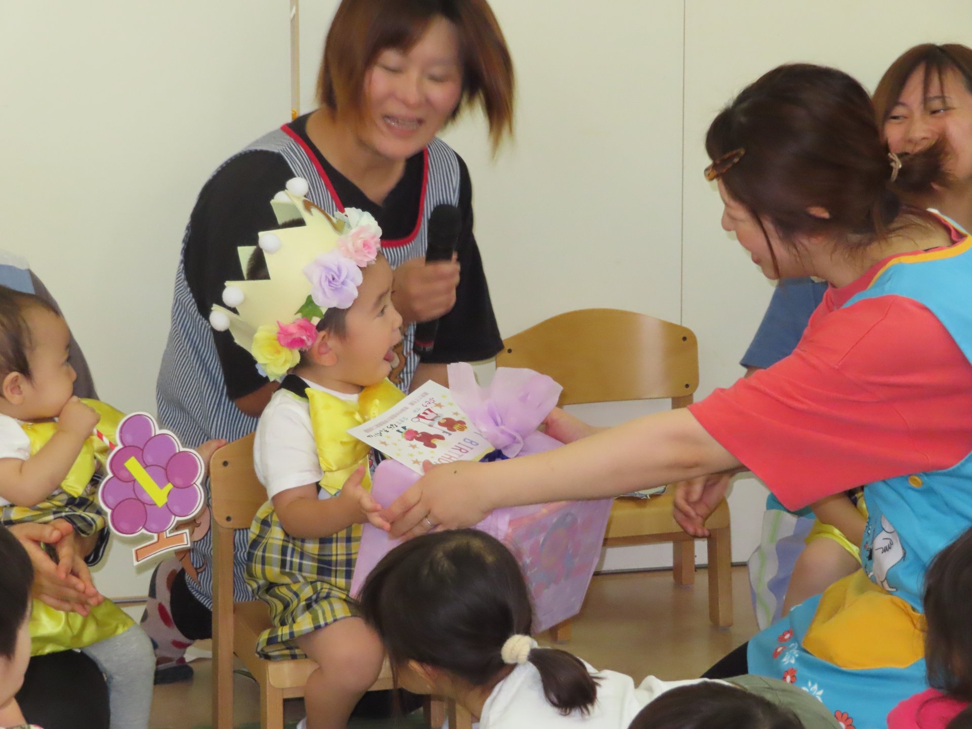 先生から誕生日プレゼントを受け取る園児