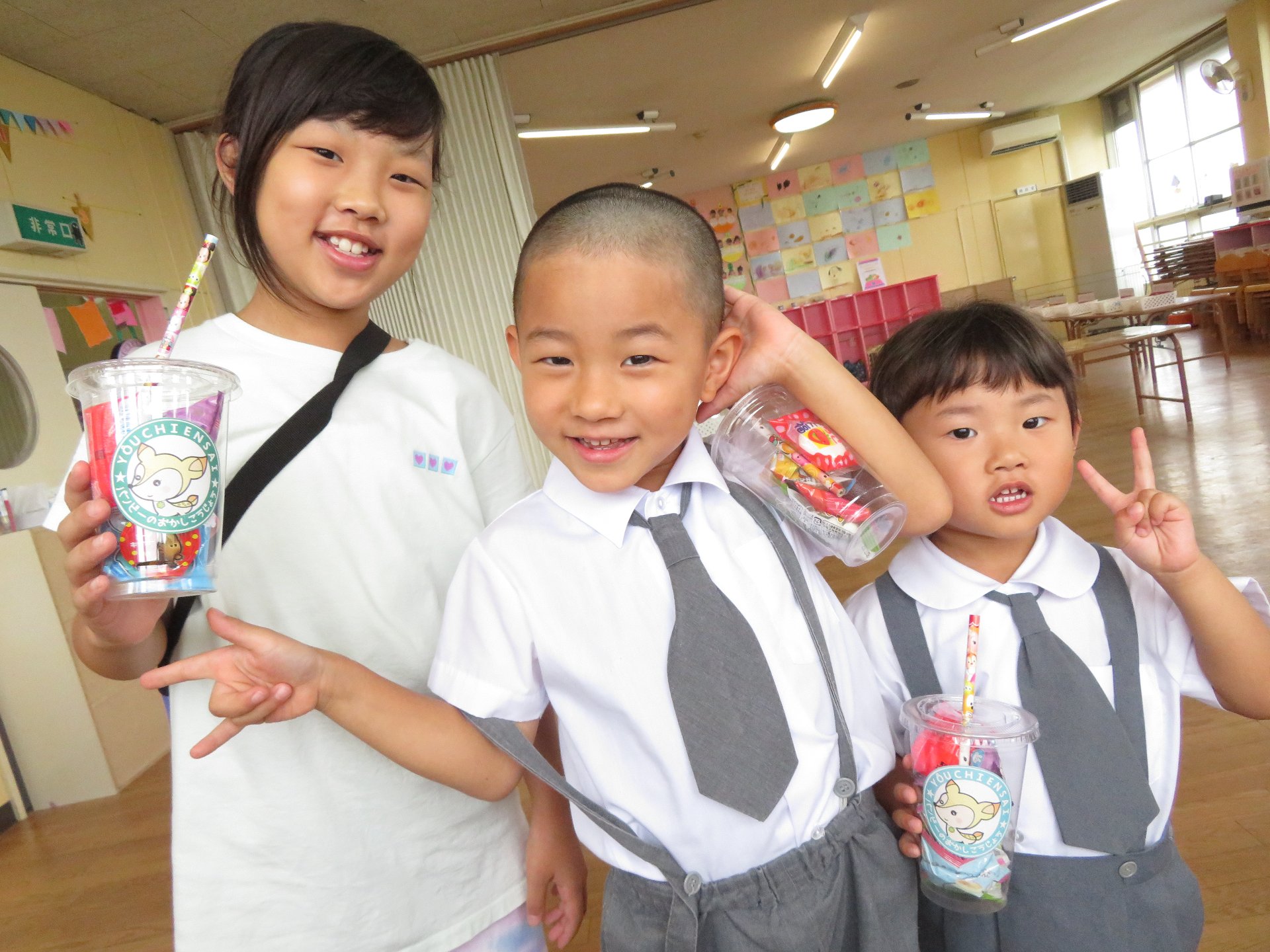 お菓子の詰め合わせを作って楽しむ園児たち